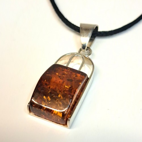 Click to view detail for HWG-2401 Pendant, Chunky Amber & Silver Arch $58